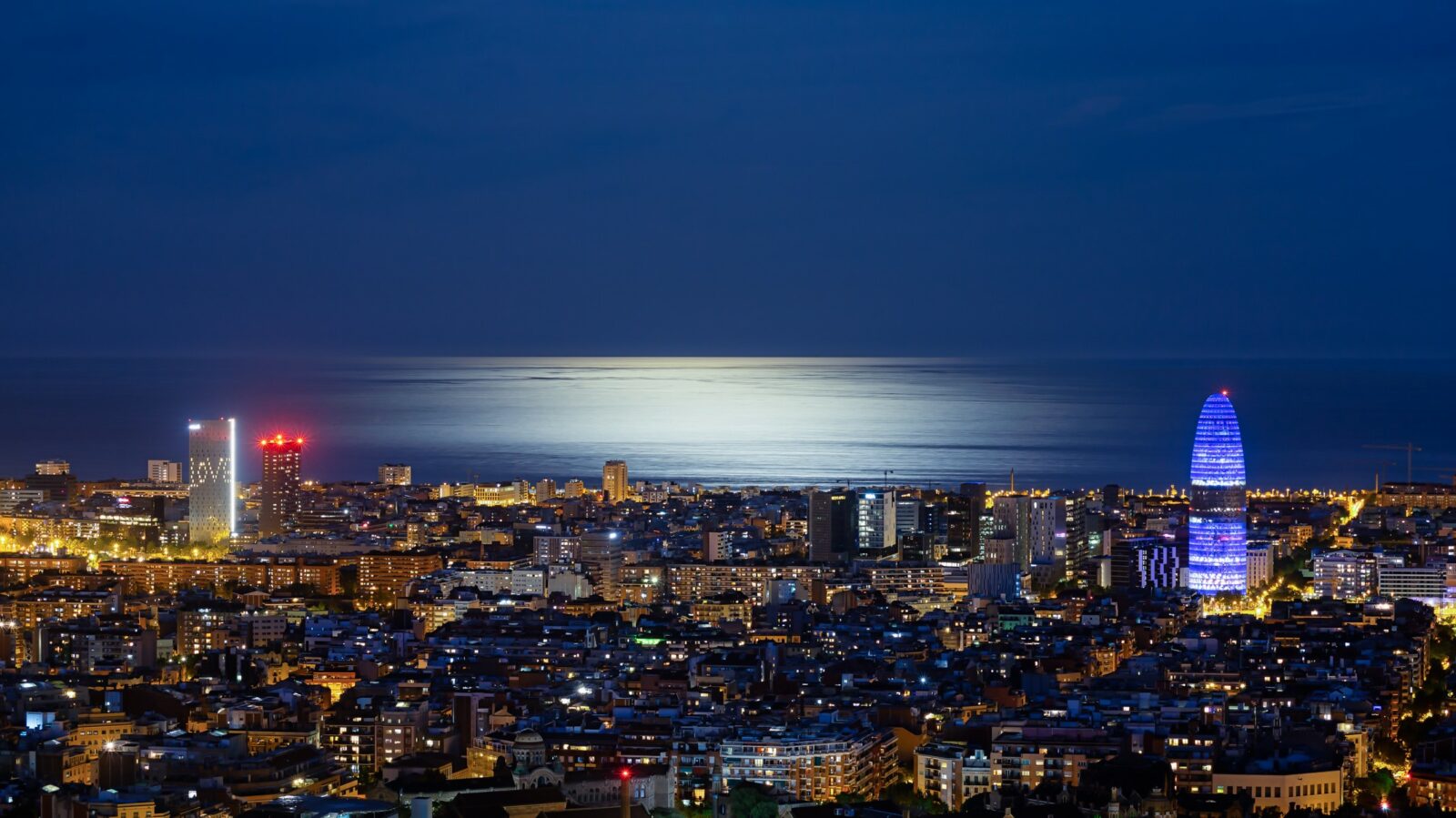 tranquila noche de primavera en la ciudad de barcelona, con la iluminación de la ciudad